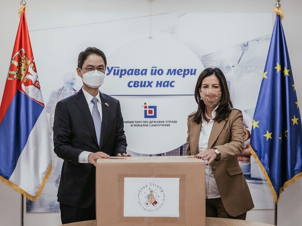 마리야 오브라도비치 장관과 주 세르비아 한국대사관의 최형찬대사는 오늘 세르비아가 니쉬에 두 번째 정보접근센터를 받게 될 것이라고 발표하였습니다.